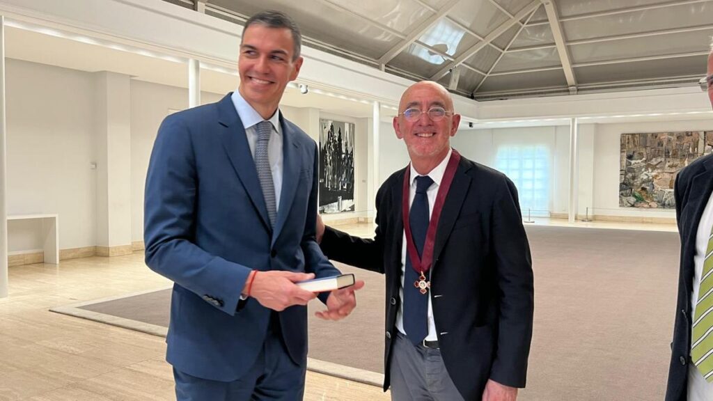 Daniel Innerarity, con la medalla que le reconoce miembro de la Orden Civil de Alfonso X, junto a Pedro Sánchez. Cedida