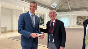 Daniel Innerarity, con la medalla que le reconoce miembro de la Orden Civil de Alfonso X, junto a Pedro Sánchez. Cedida